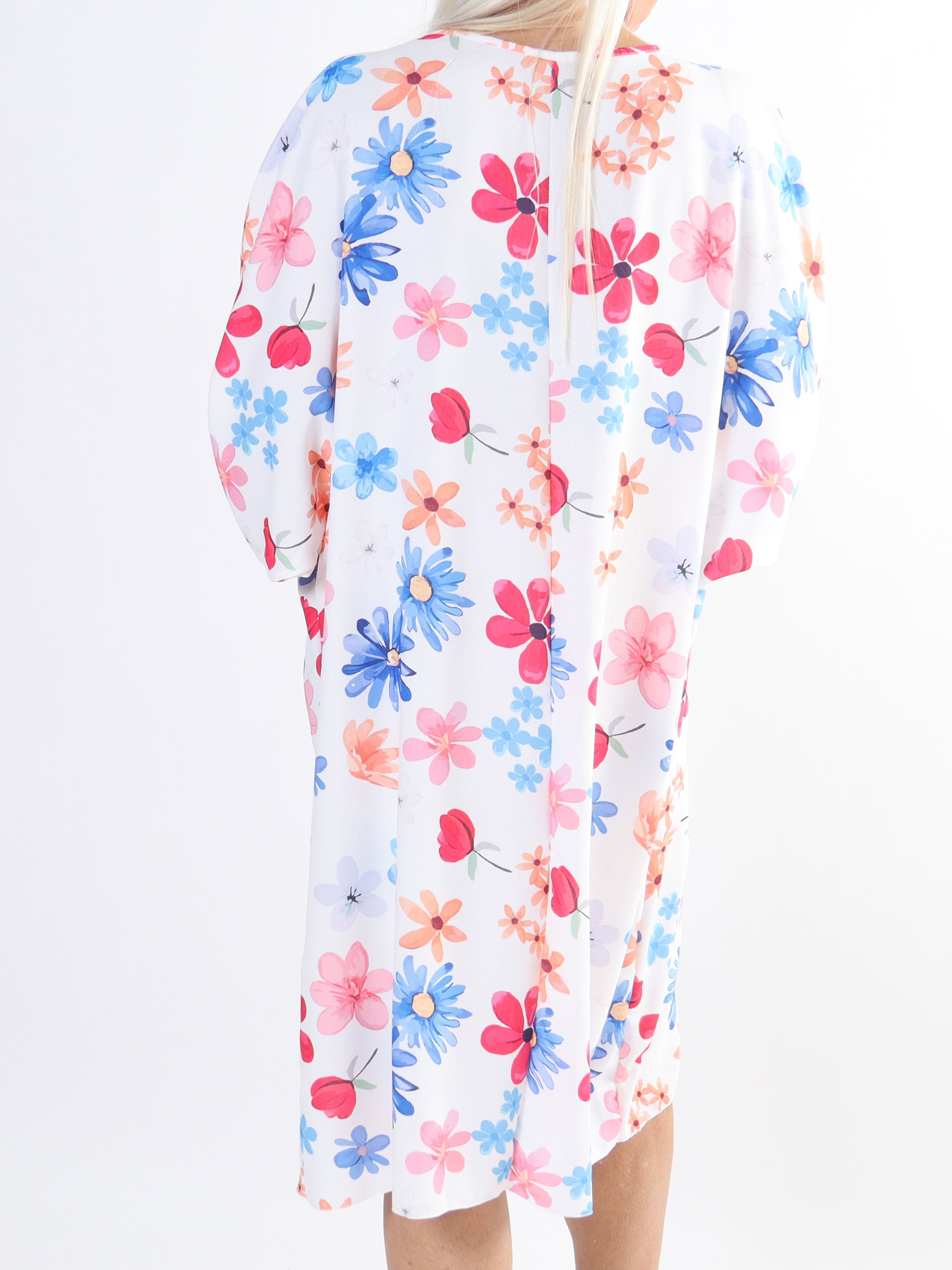 Sabina - Plus size kjole i løs pasform med blomsterprint